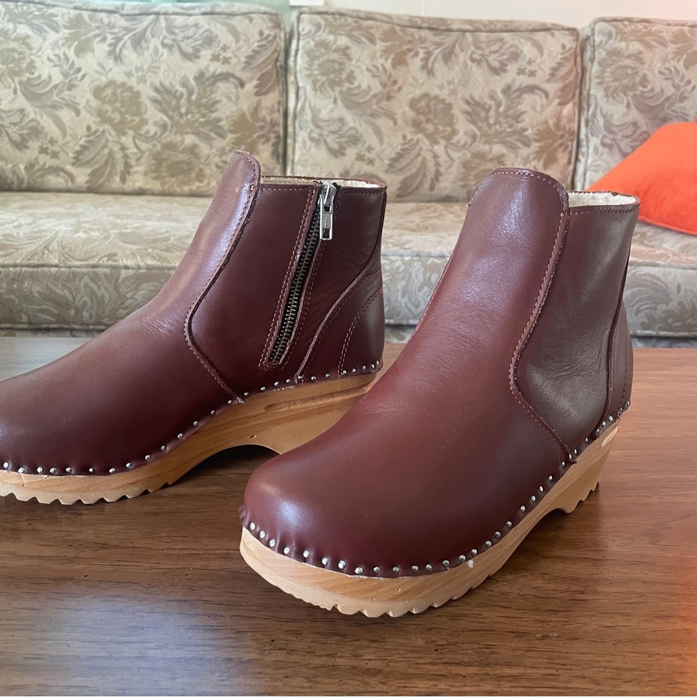 Maroon, Sherpa lined Troentorp clogs. In excellent condition/ like new.